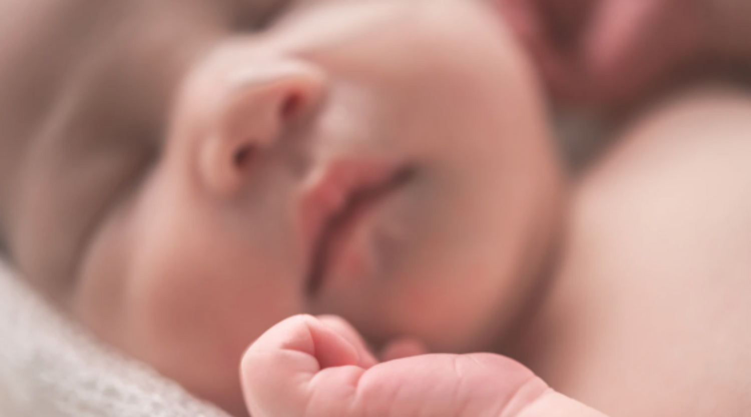 10 Essentials to Pack In Your Hospital Bag (And a Couple To Leave Out)